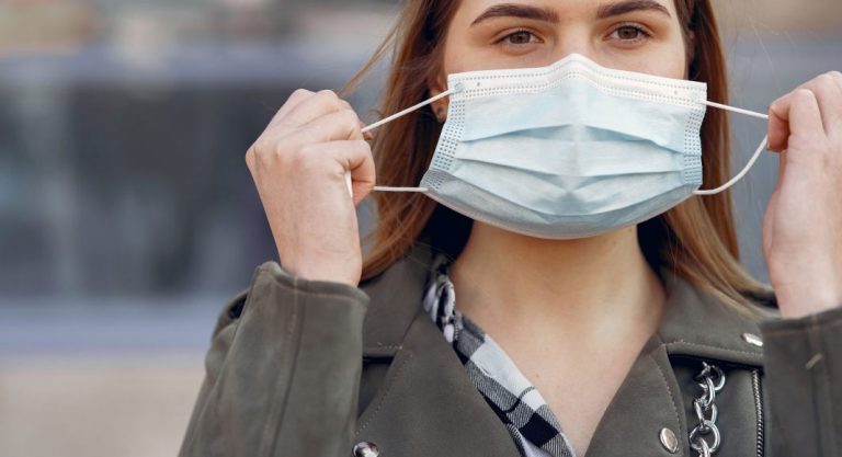 Disparidad en los criterios sanitarios sobre el uso del barbijo