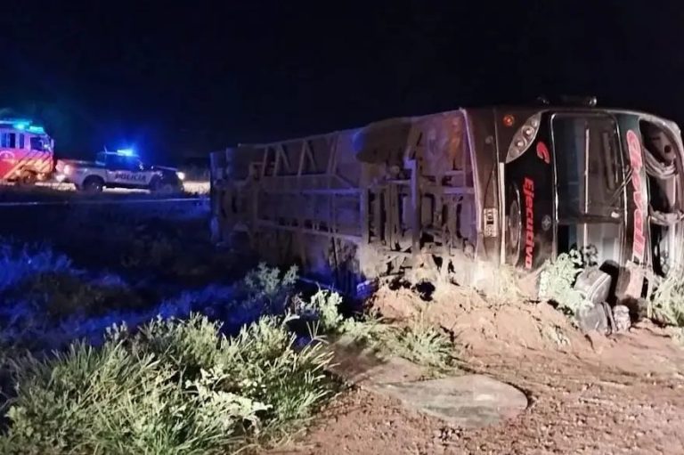 Murió una mujer y otros 14 pasajeros resultaron heridos por el vuelco de un micro en Río Cuarto