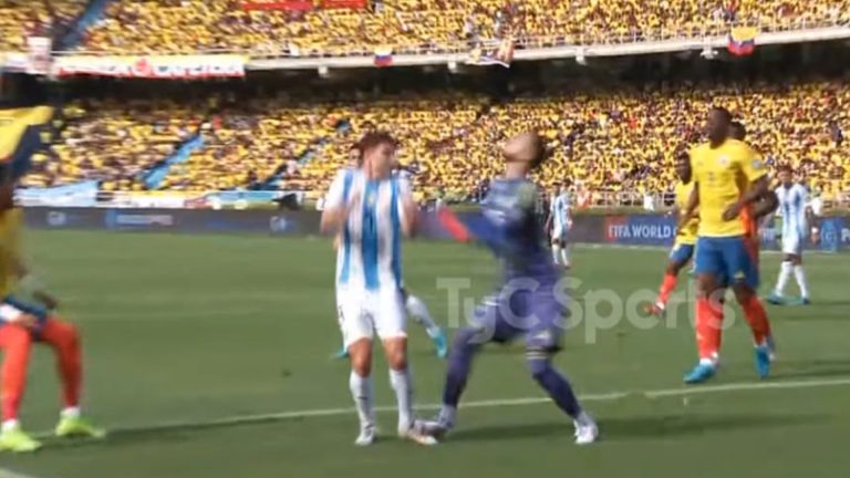Era penal para Argentina: el pisotón a Julián Álvarez que no mostró la TV, el VAR omitió y pudo cambiar la historia ante Colombia